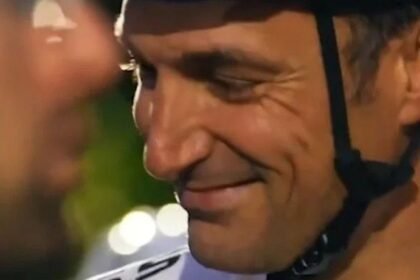 Lionel Scaloni sorri usando capacete de ciclismo