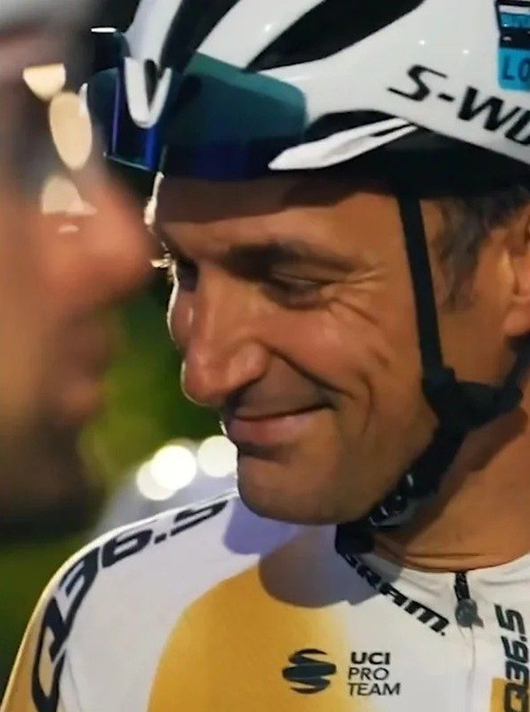 Lionel Scaloni sorri usando capacete de ciclismo
