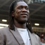Clarence Seedorf sorri em estádio