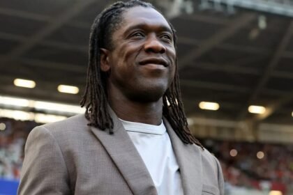 Clarence Seedorf sorri em estádio