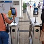Passageiro embarca em ônibus urbano de Salvador