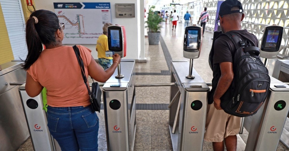 Passageiro embarca em ônibus urbano de Salvador