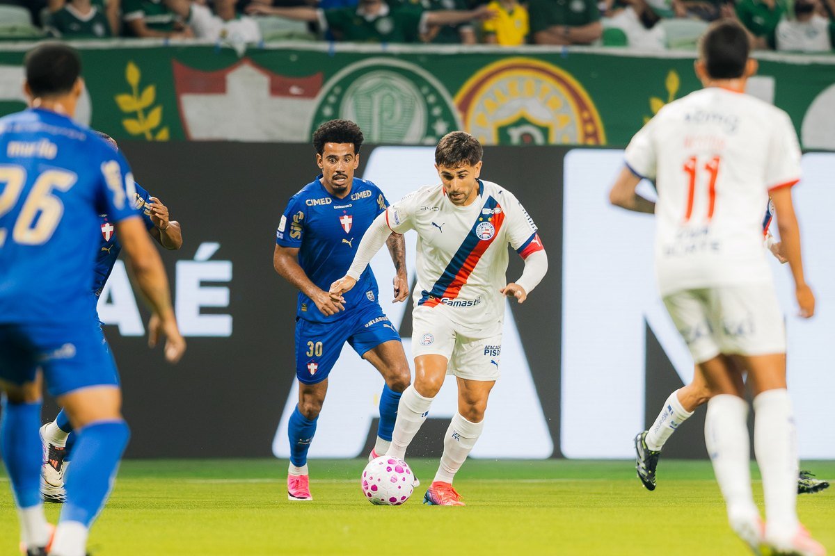 Jogadores do Bahia em campo durante partida do Brasileirão