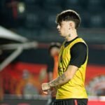 Atacante do Vitória disputa bola em partida