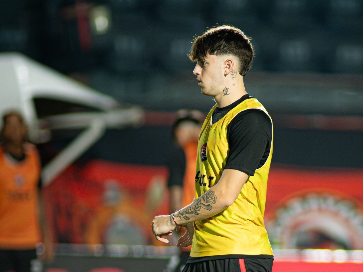 Atacante do Vitória disputa bola em partida