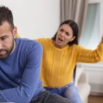 Casal discute no sofá de casa