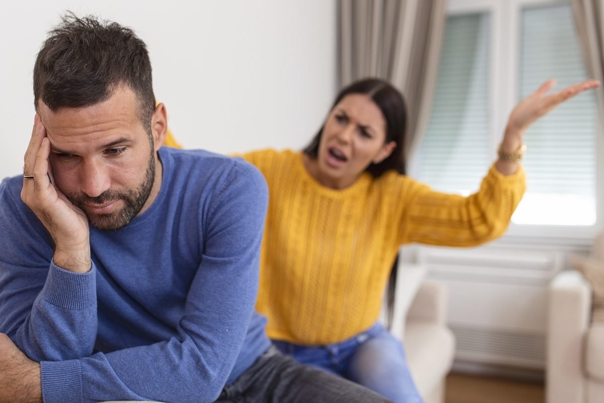 Casal discute no sofá de casa
