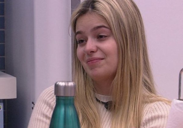 Influenciadora Viih Tube sorri para a câmera