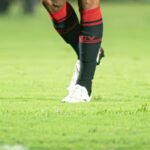 Gramado de estádio de futebol com marcas de desgaste