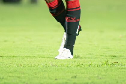 Gramado de estádio de futebol com marcas de desgaste