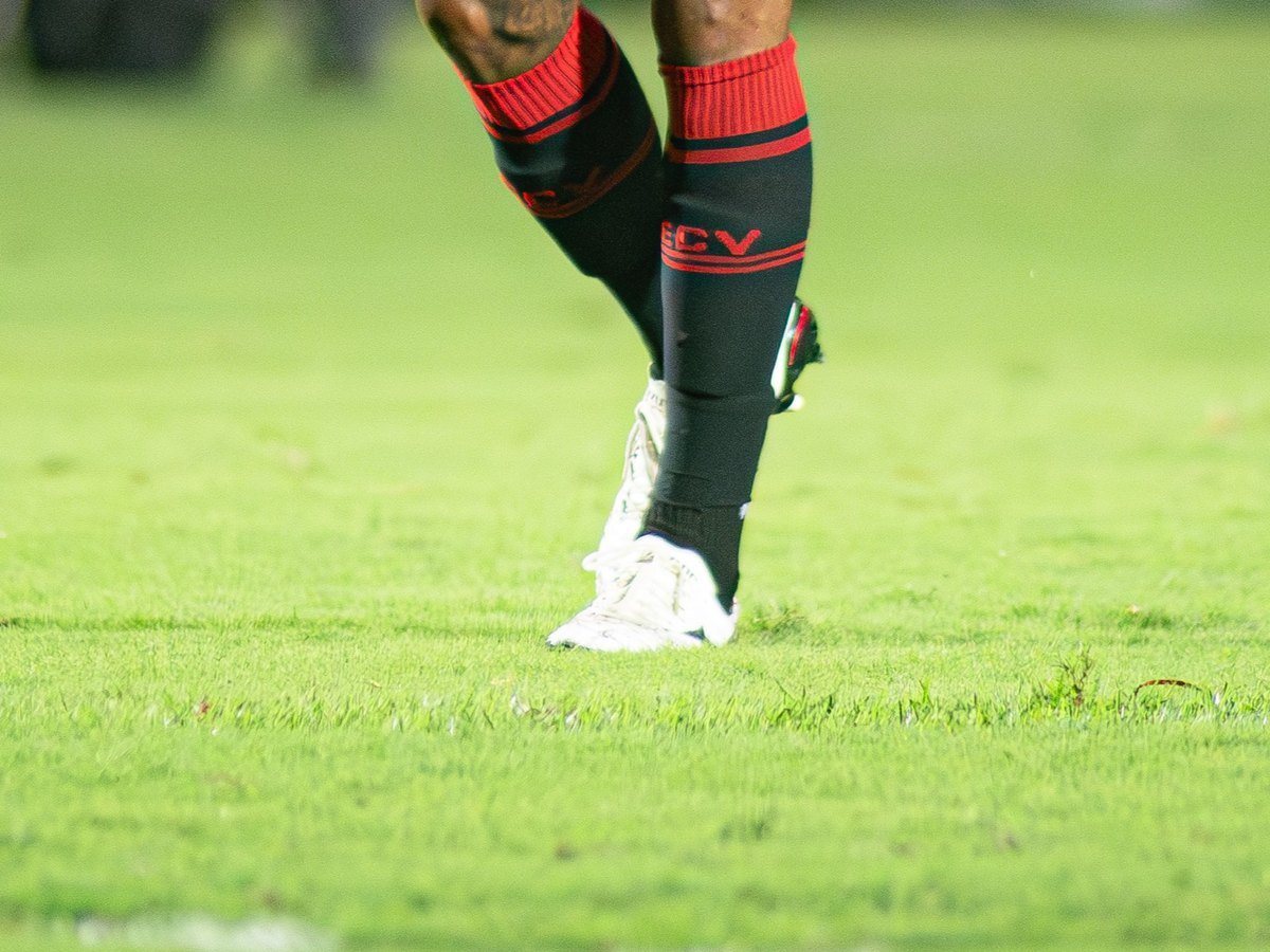 Gramado de estádio de futebol com marcas de desgaste